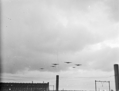 831766 Afbeelding van laagvliegende Amerikaanse B-17 (Flying Fortress) vliegtuigen, boven het afwerpterrein ...